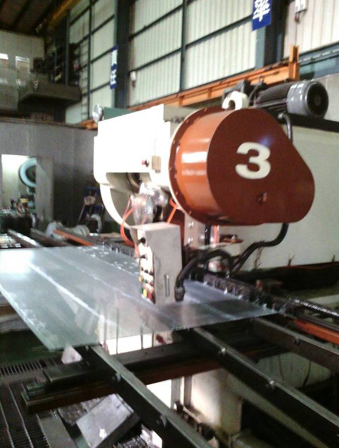 CNC自動平板電腦沖床