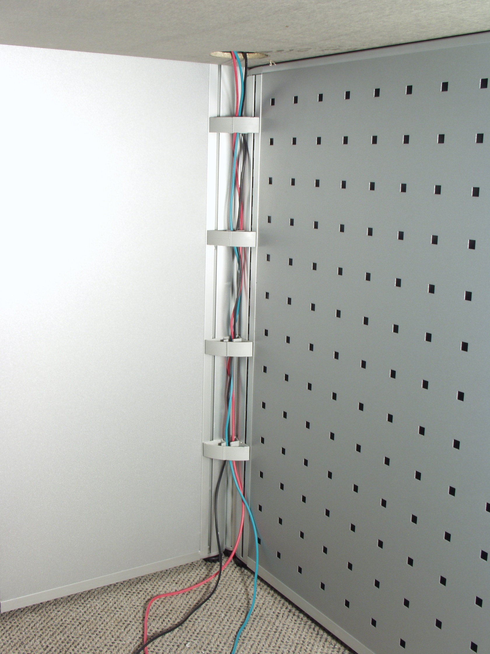 屏風桌下走線&nbsp;