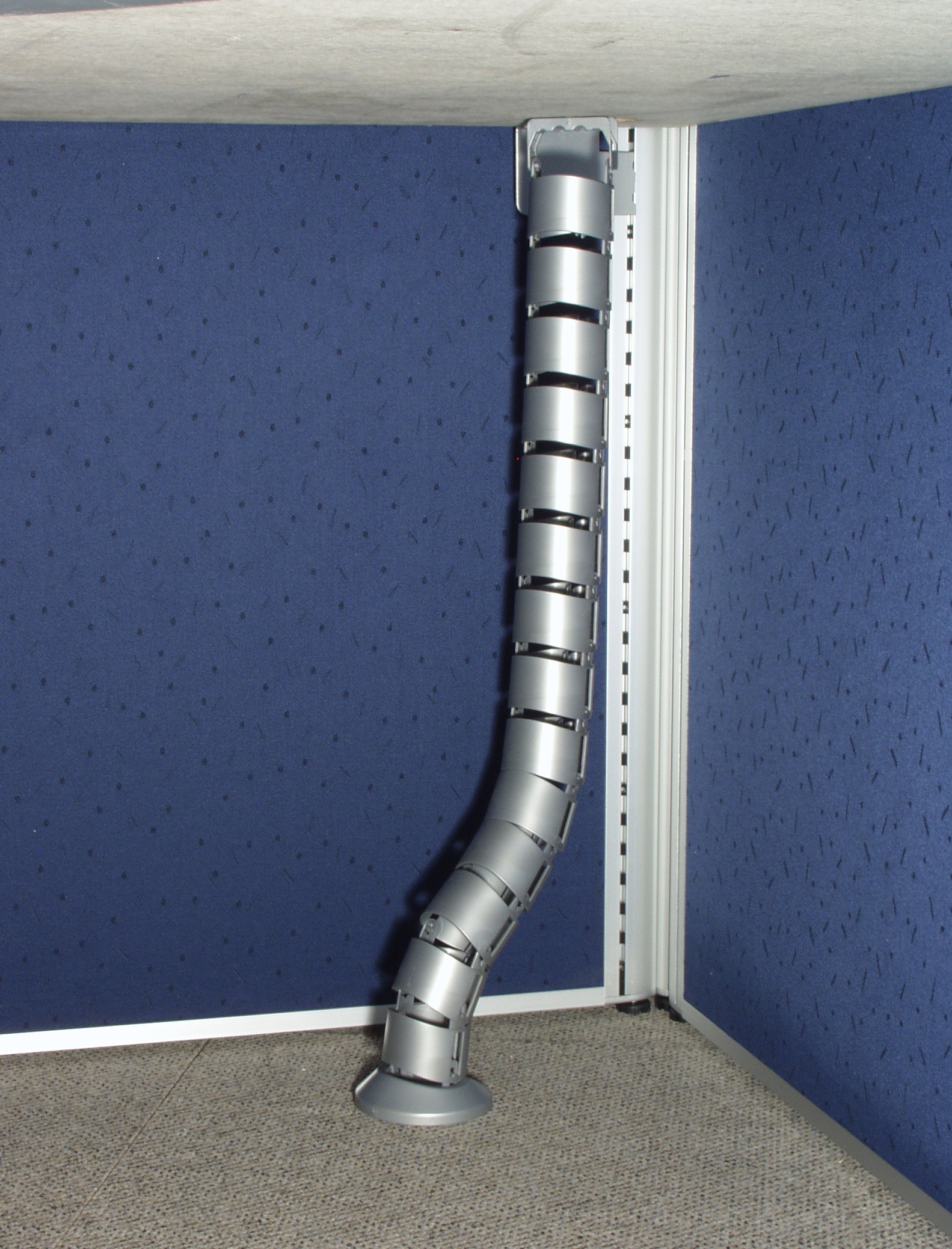 屏風桌下走線&nbsp;