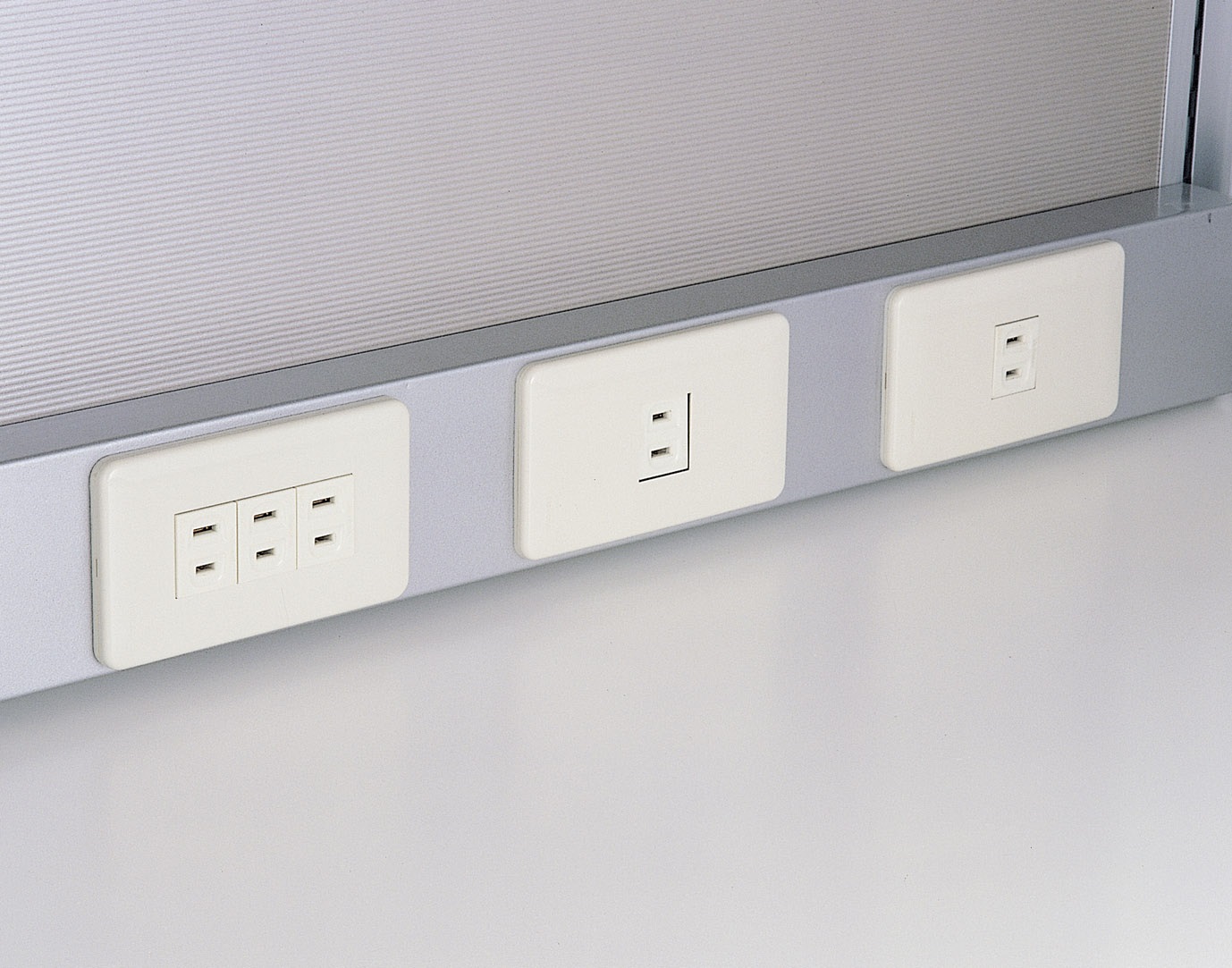 屏風桌下走線&nbsp;