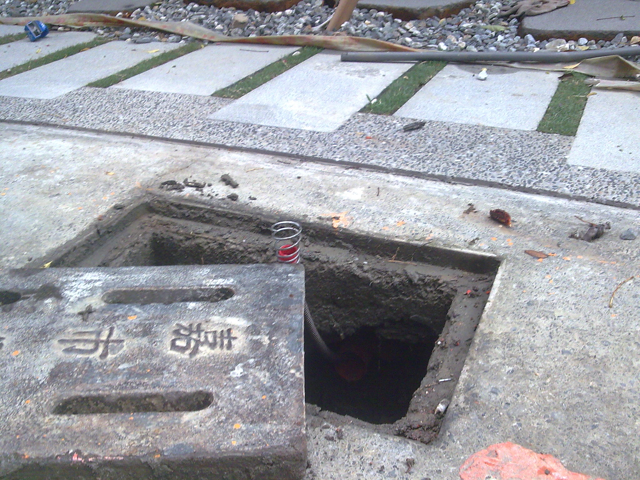 通管鋼索通至排水溝