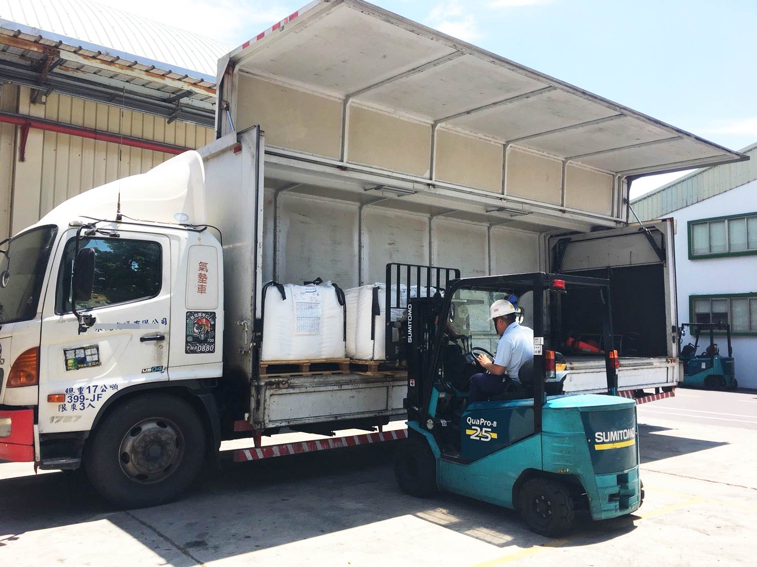 南科配合廠商備有各廠區通行證之配合專車1