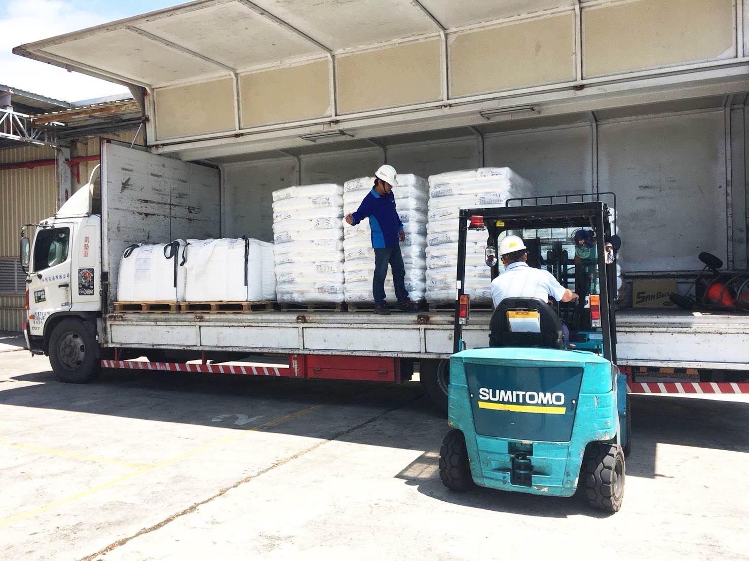 南科配合廠商備有各廠區通行證之配合專車2