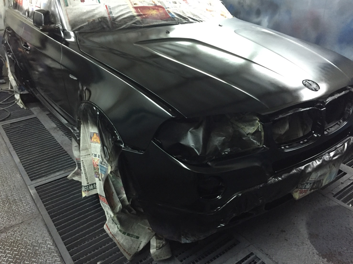 BMW車頭烤漆中-久隆汽車修理廠