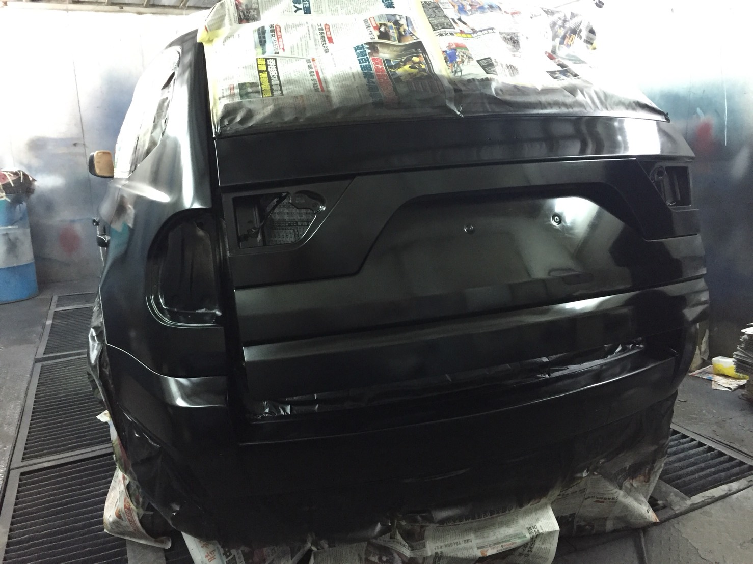 BMW車尾烤漆中-久隆汽車修理廠