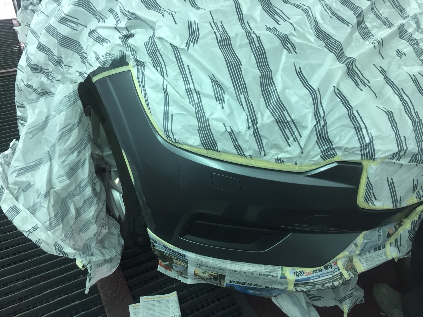 VOLVO烤漆中-久隆汽車修理廠