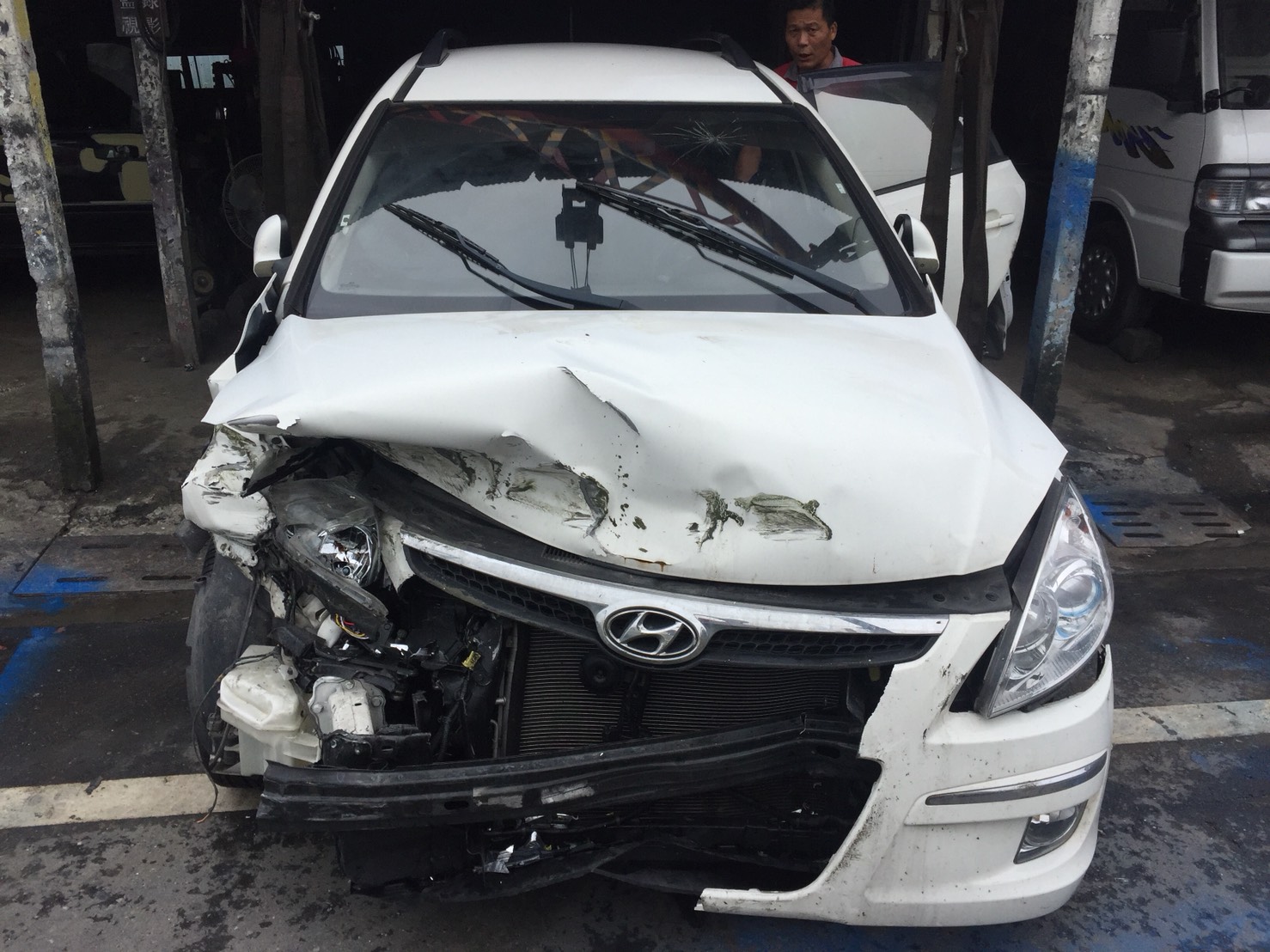 現代汽車遇到救星-1車頭全毀-久隆汽車修理廠