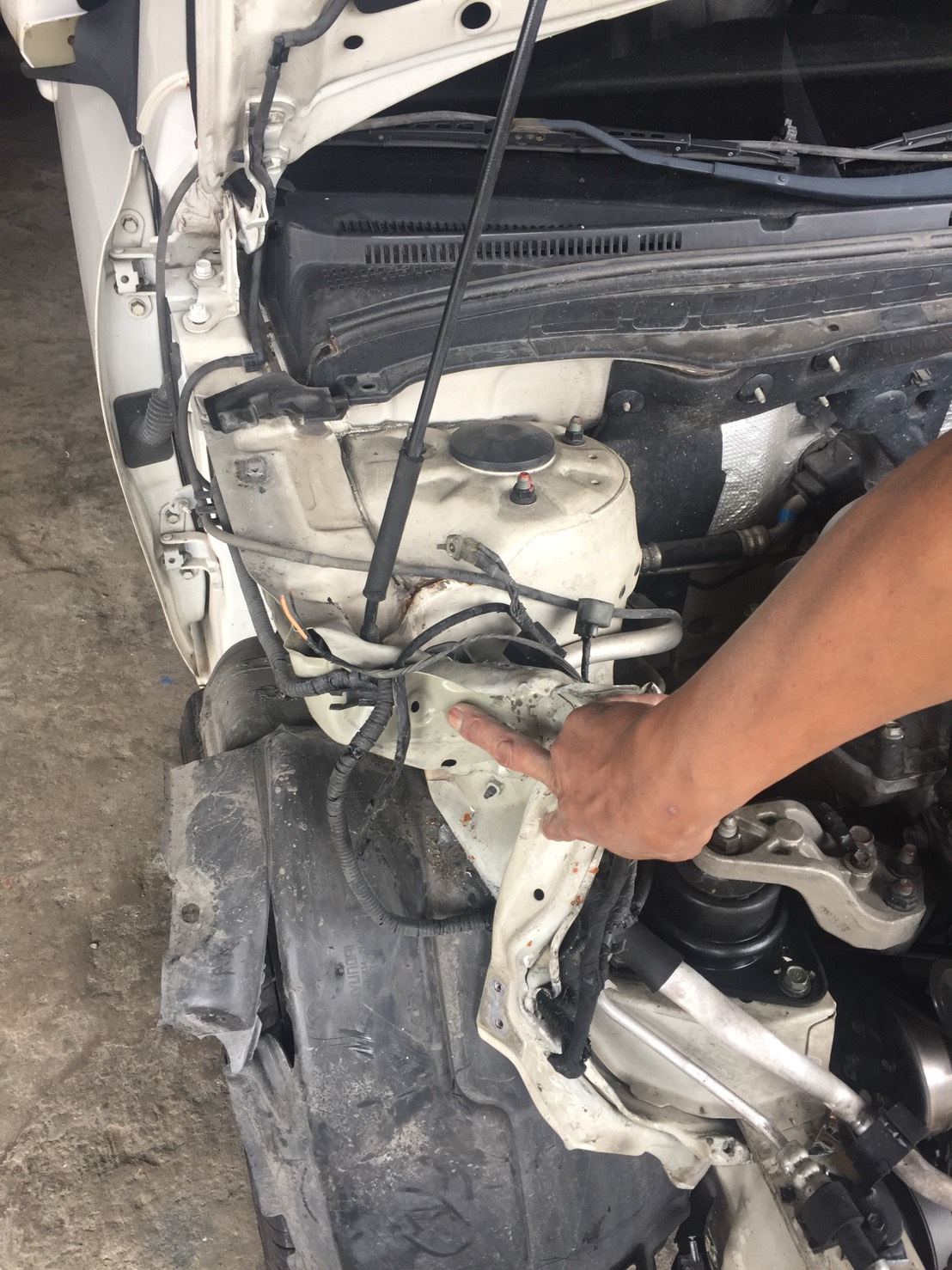 現代汽車遇到救星-2鈑金重做-久隆汽車修理廠