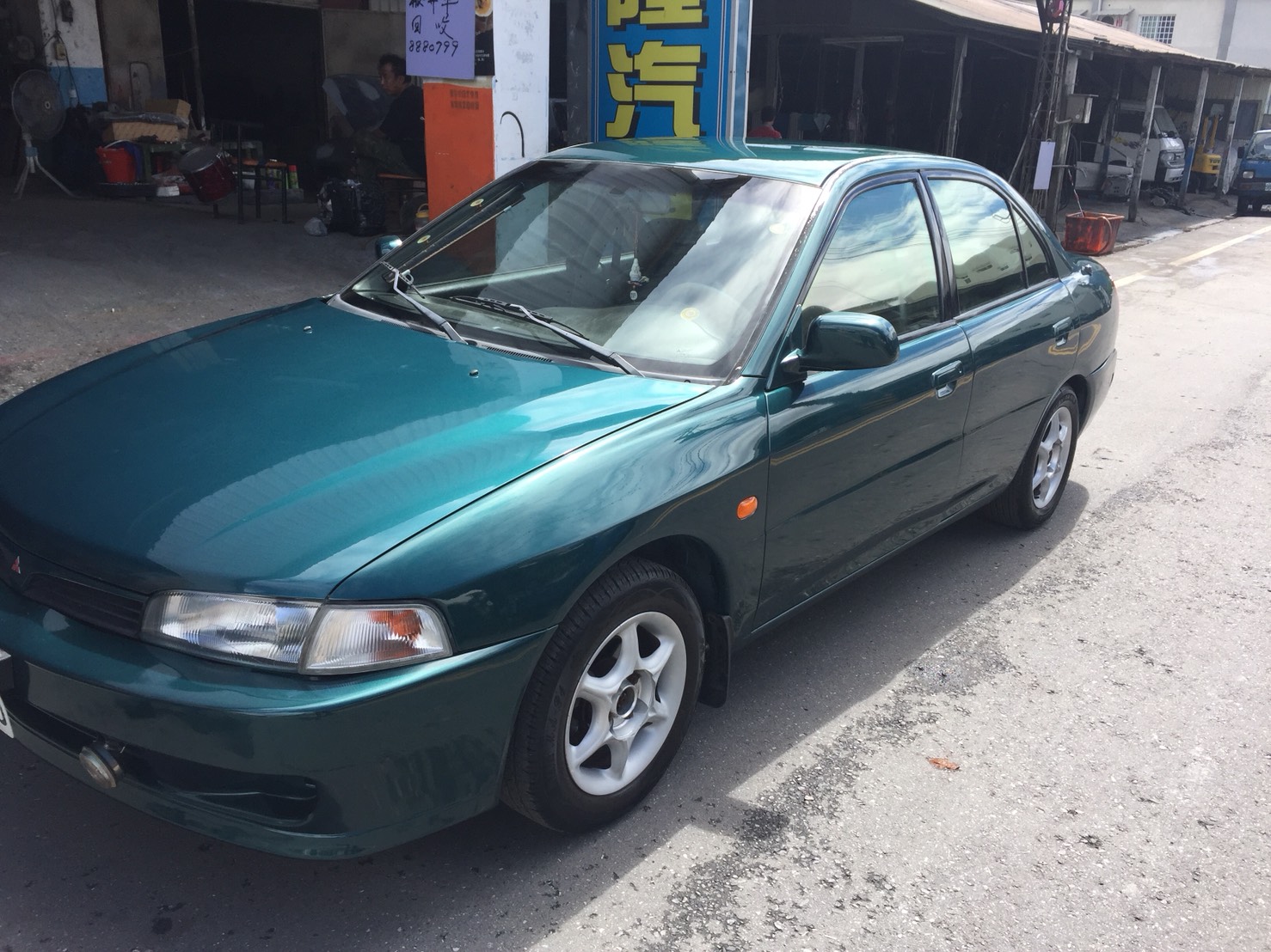 烤漆完工-光亮如新交車了-久隆汽車修理廠