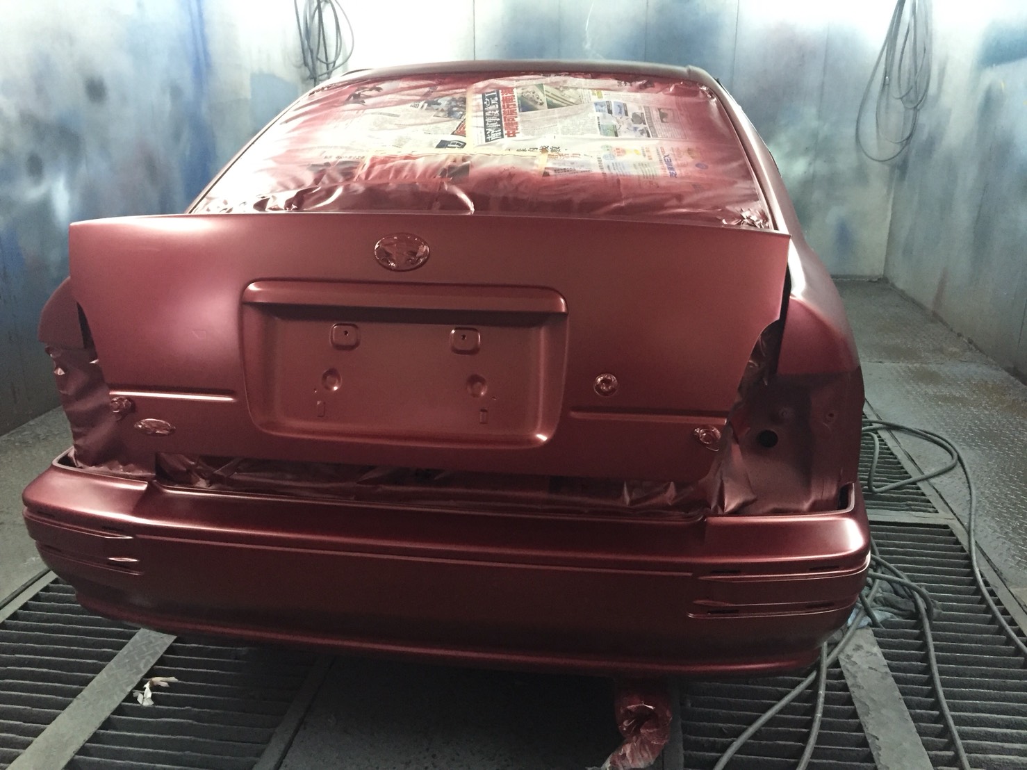 Toyota舊車翻新-車尾烤漆中-久隆汽車修理廠