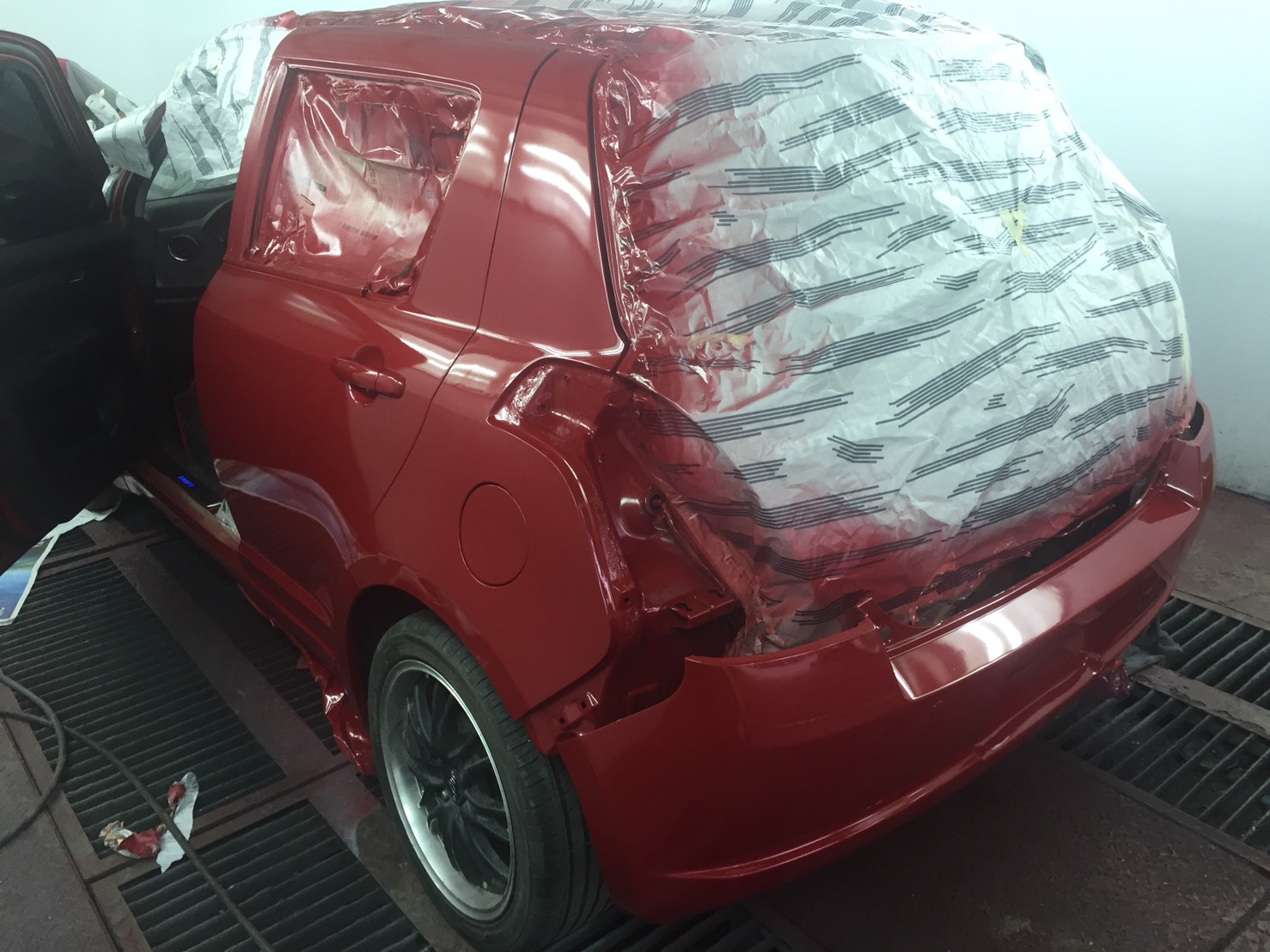 SUZUKI-車尾烤漆中-久隆汽車修理廠