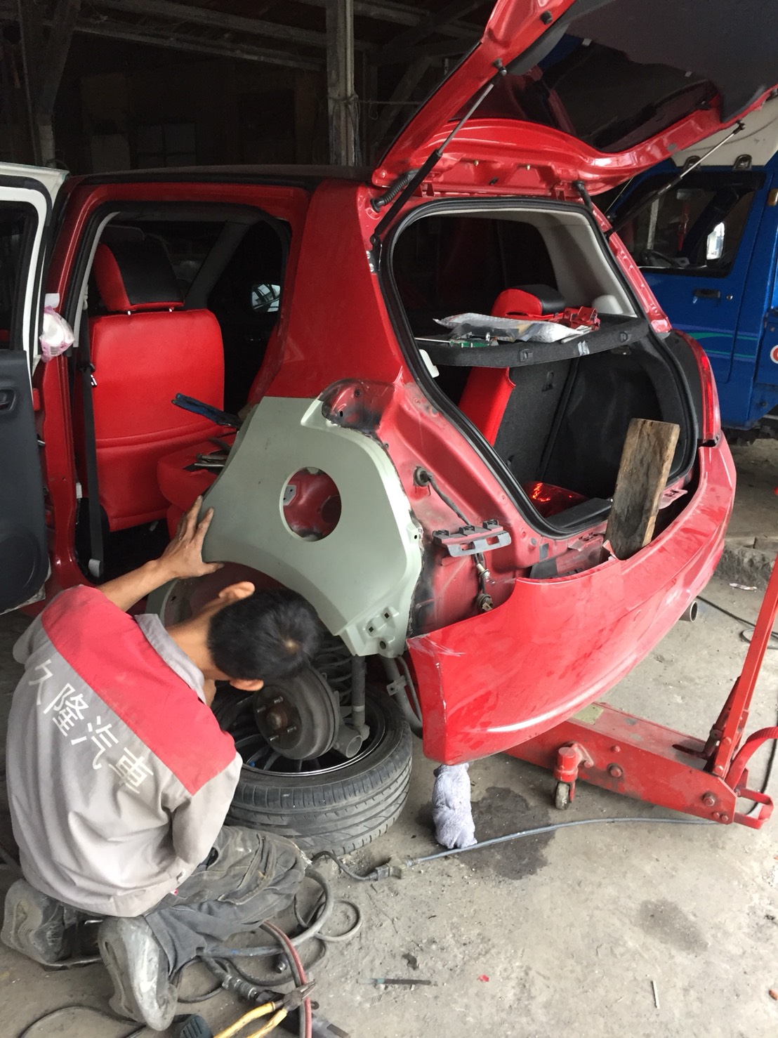 SUZUKI大修鈑金中-久隆汽車修理廠