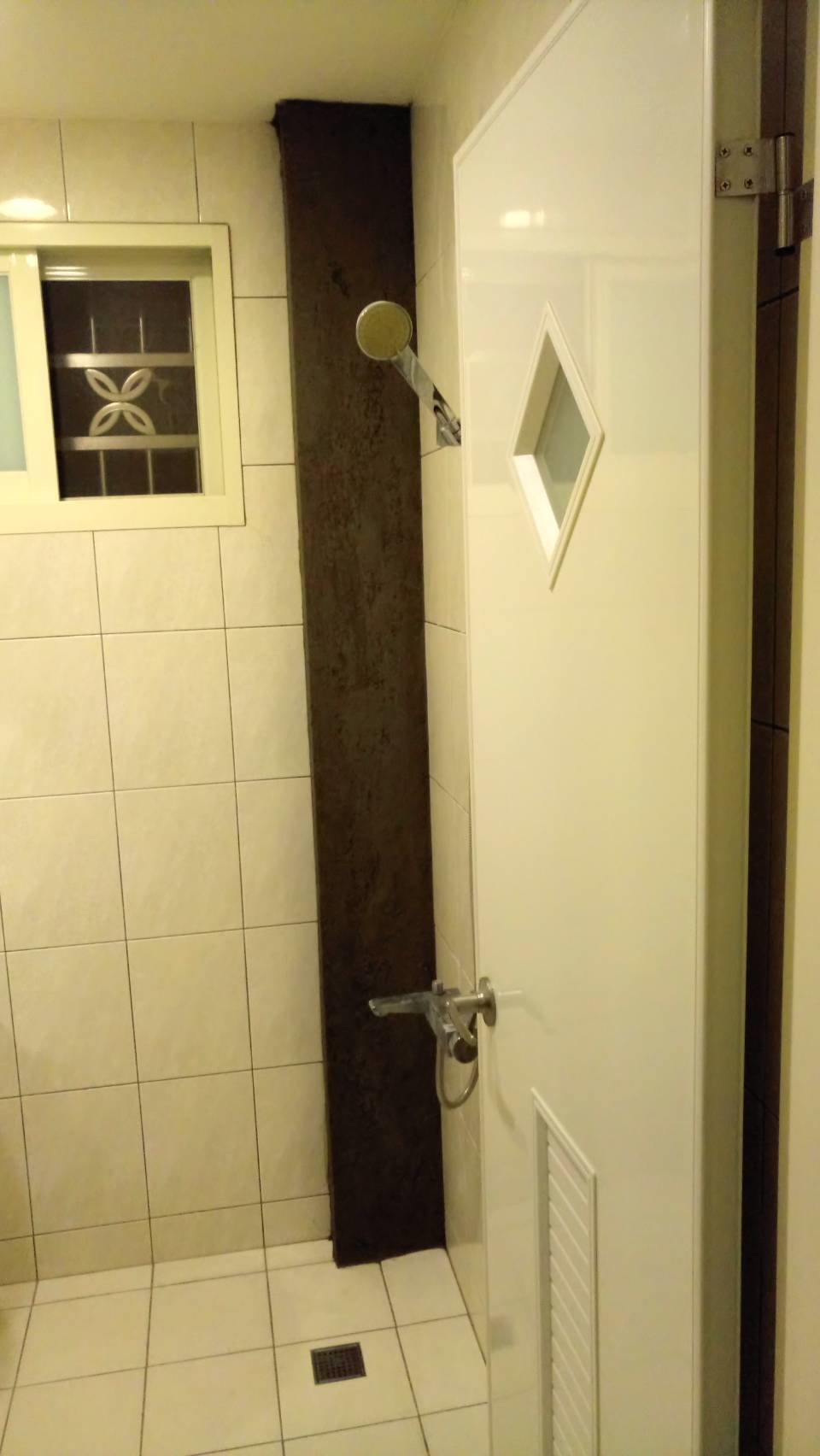 舊廁所漏水修補，貼馬賽克磚