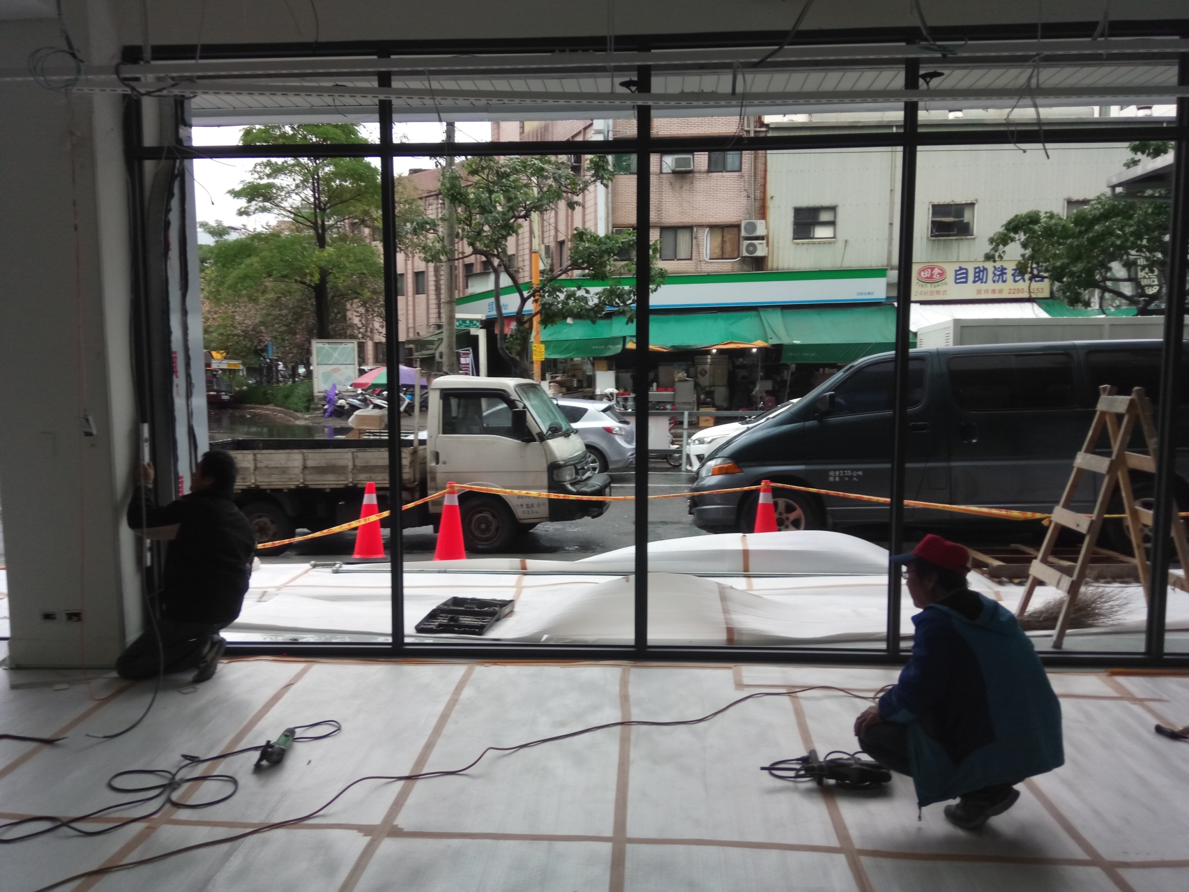 新北市新莊鋁窗工成店面玻璃落地窗