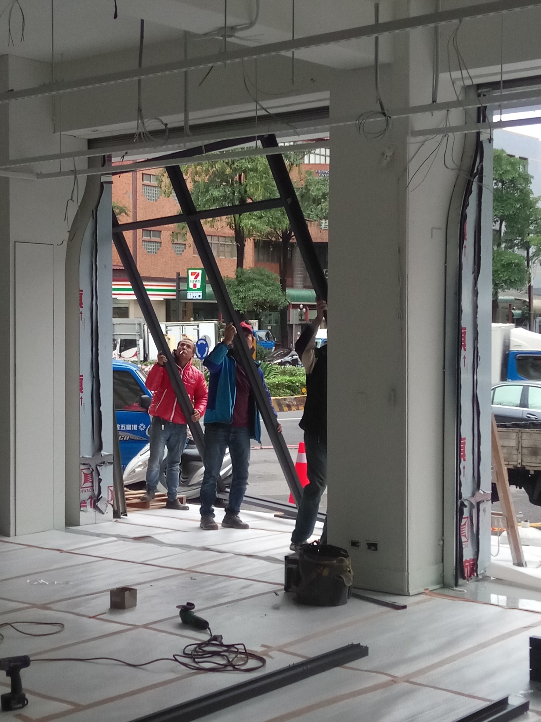 新北市新莊鋁窗工成店面玻璃落地窗