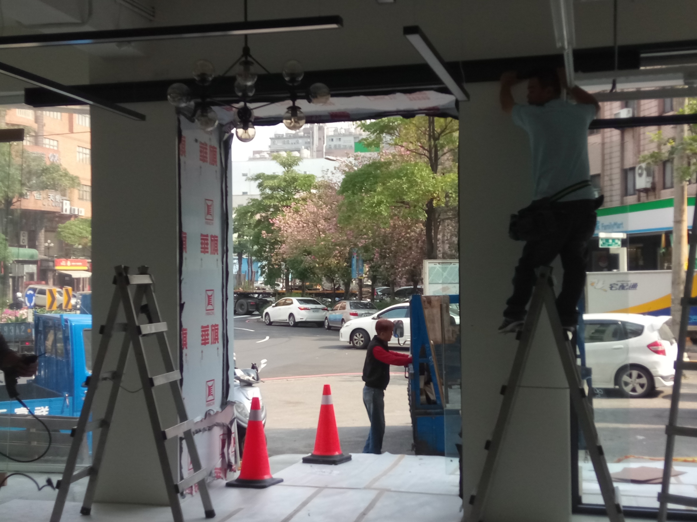 新北市新莊鋁窗工成店面玻璃落地窗