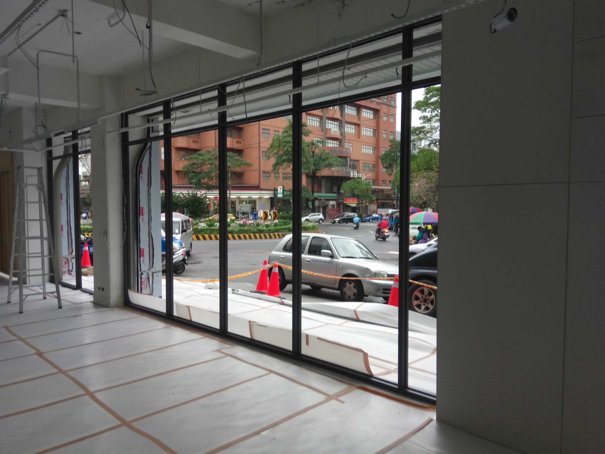 新北市新莊鋁窗工成店面玻璃落地窗