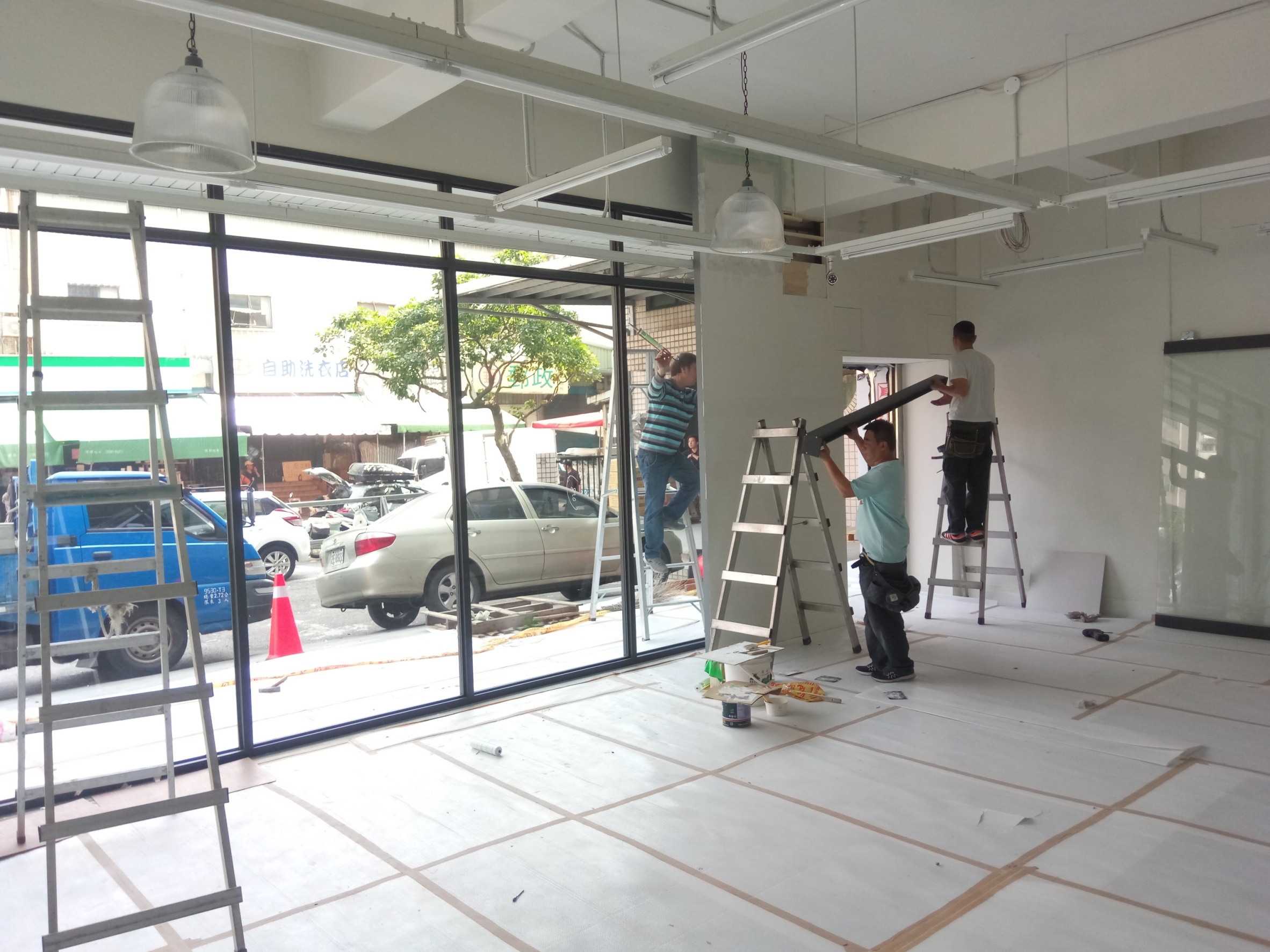 新北市新莊鋁窗工成店面玻璃落地窗