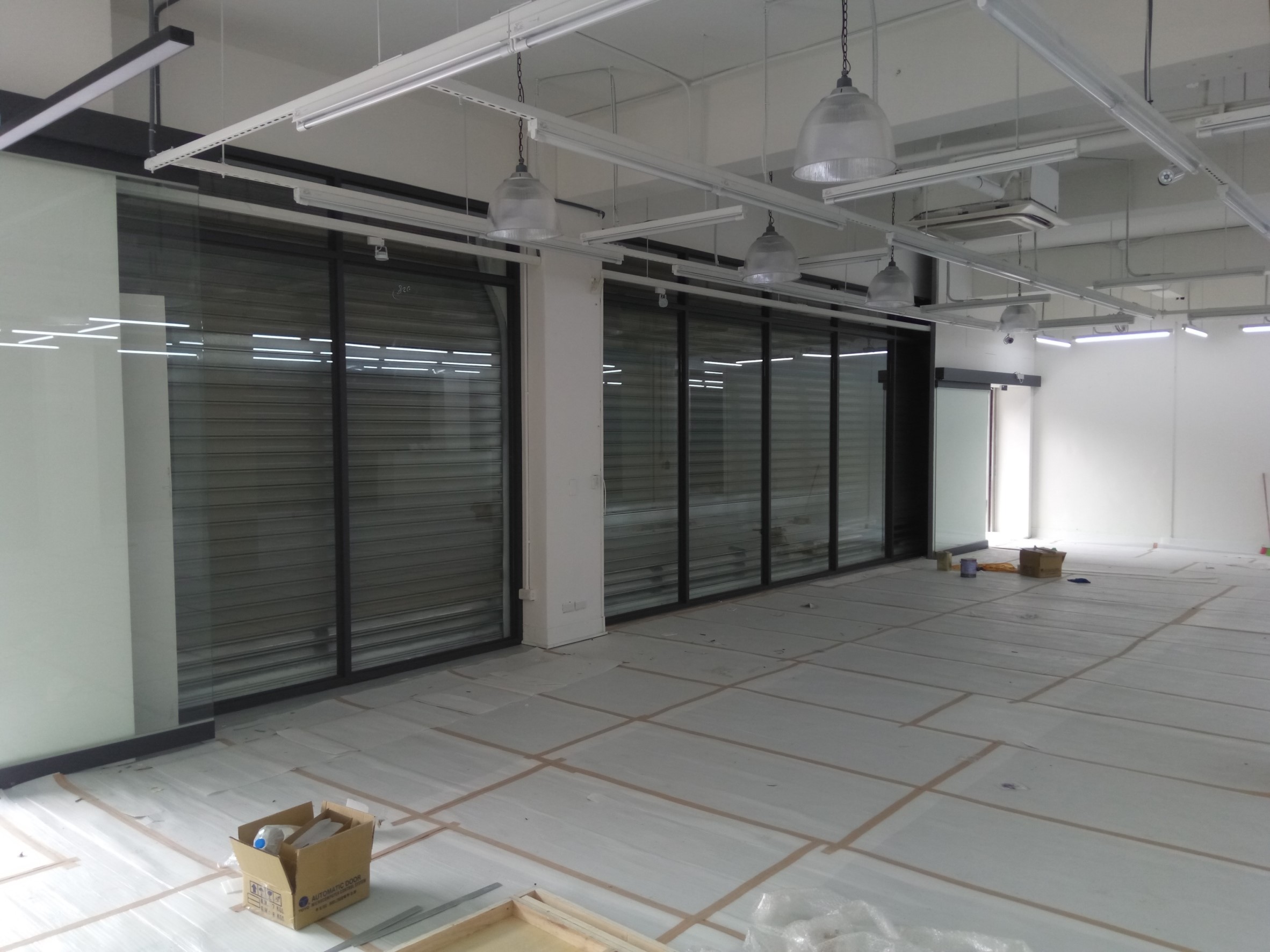 新北市新莊鋁窗工成店面玻璃落地窗