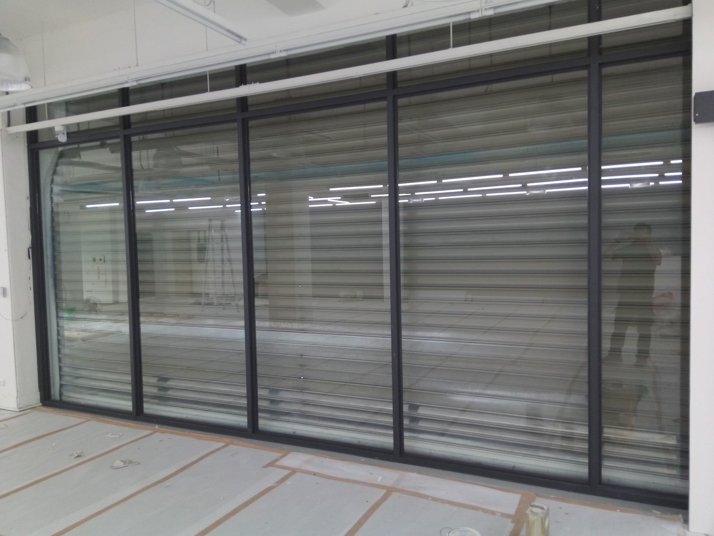 新北市新莊鋁窗工成店面玻璃落地窗