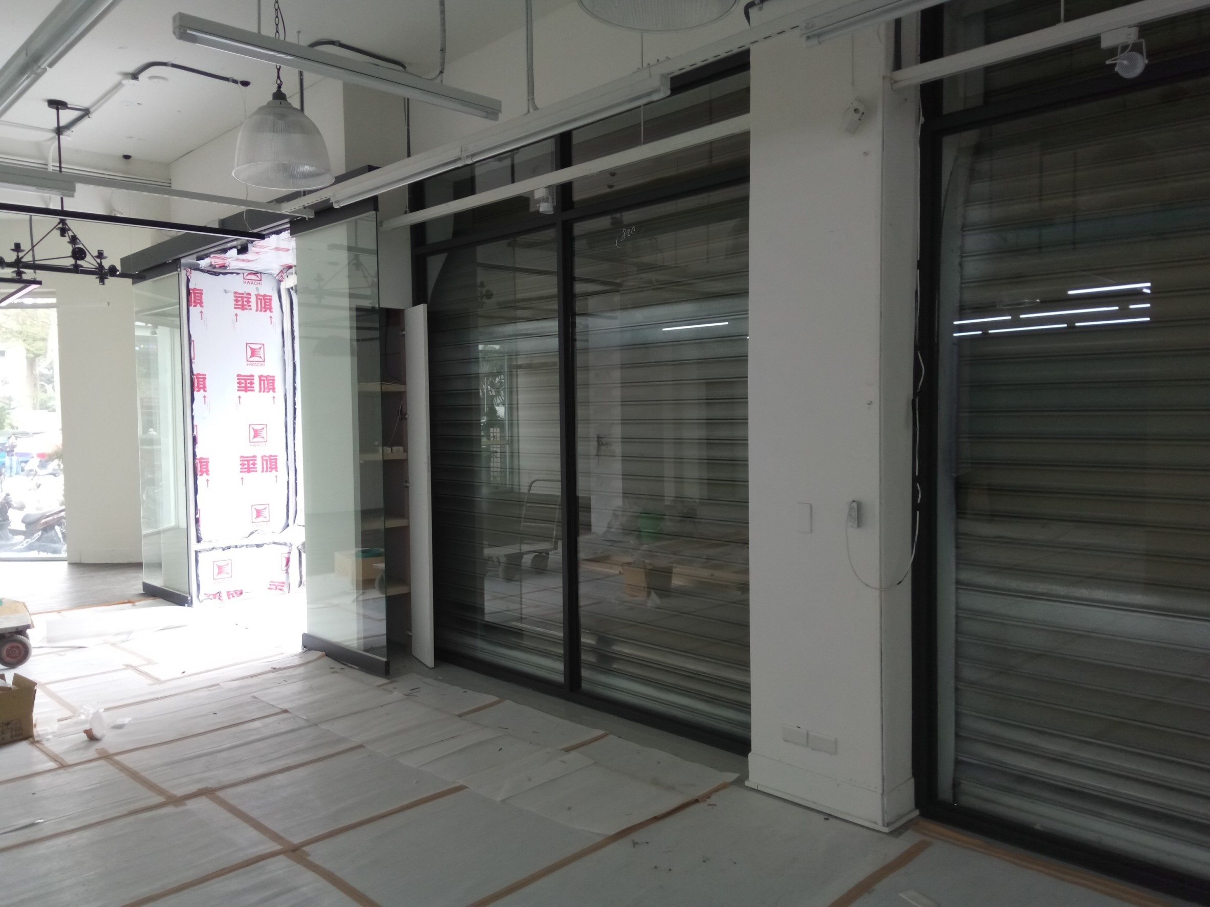 新北市新莊鋁窗工成店面玻璃落地窗