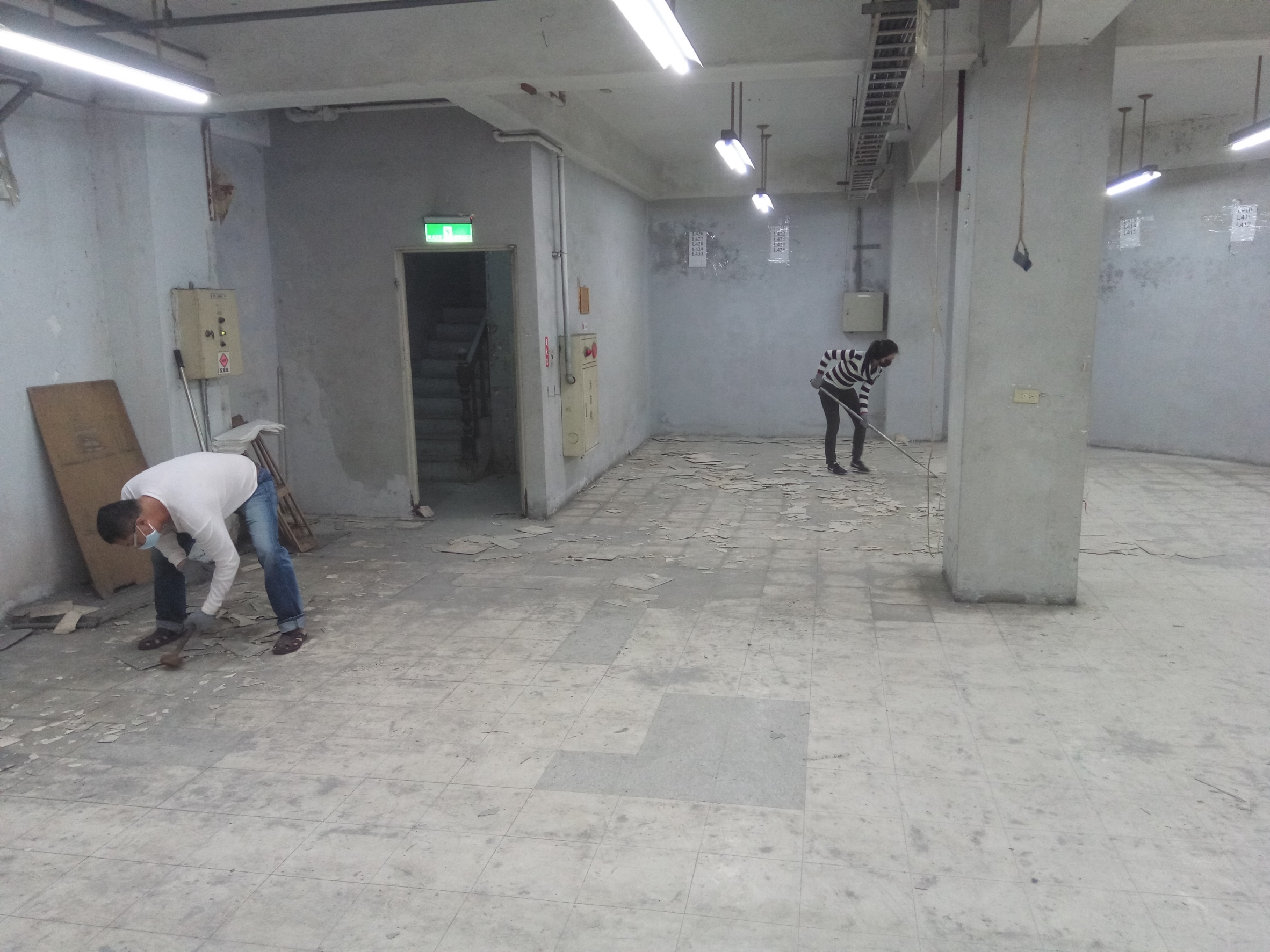 新北市店面拆除工程拆除工程(塑膠地板拆除、隔間拆除)