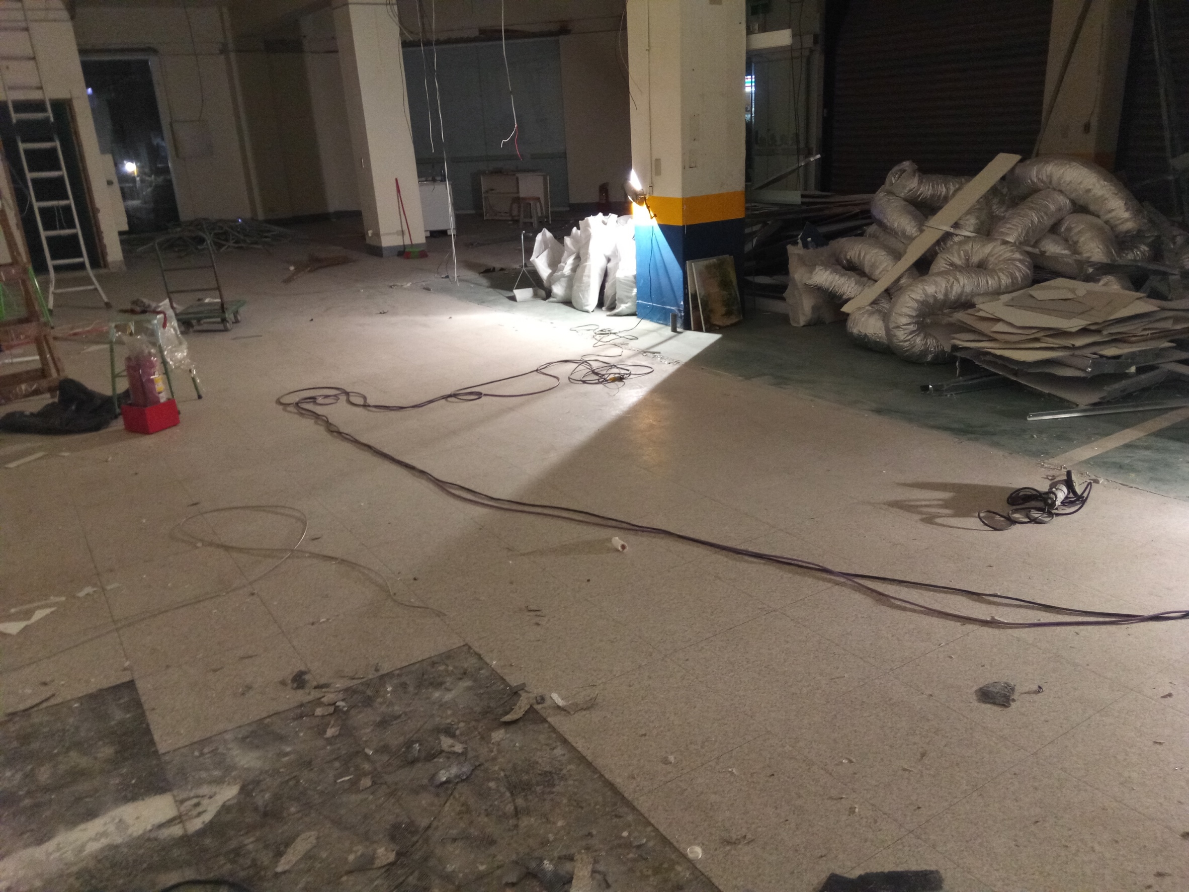 新北市店面拆除工程拆除工程(塑膠地板拆除、隔間拆除)