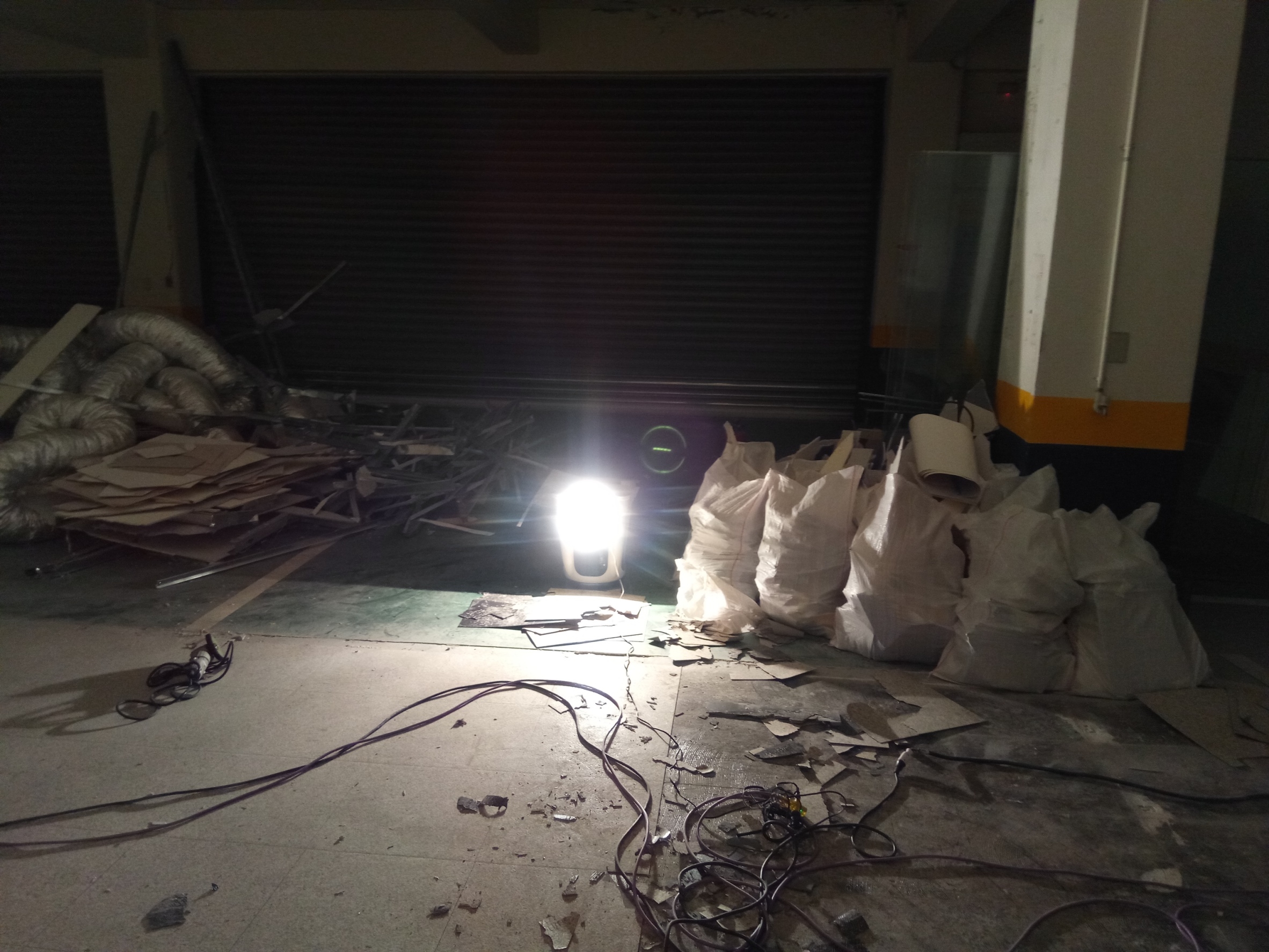 新北市店面拆除工程拆除工程(塑膠地板拆除、隔間拆除)