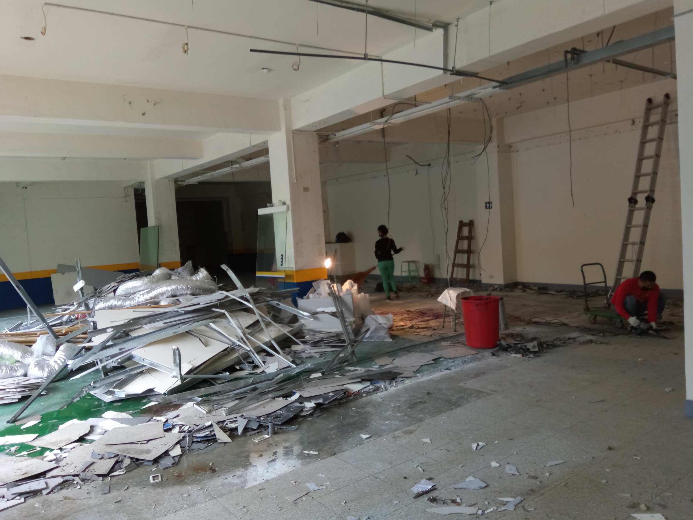 新北市店面拆除工程拆除工程(塑膠地板拆除、隔間拆除)