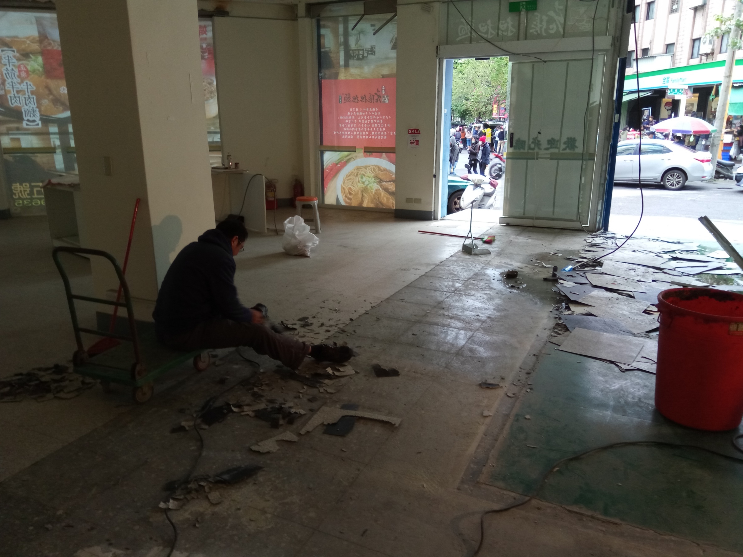 新北市店面拆除工程拆除工程(塑膠地板拆除、隔間拆除)