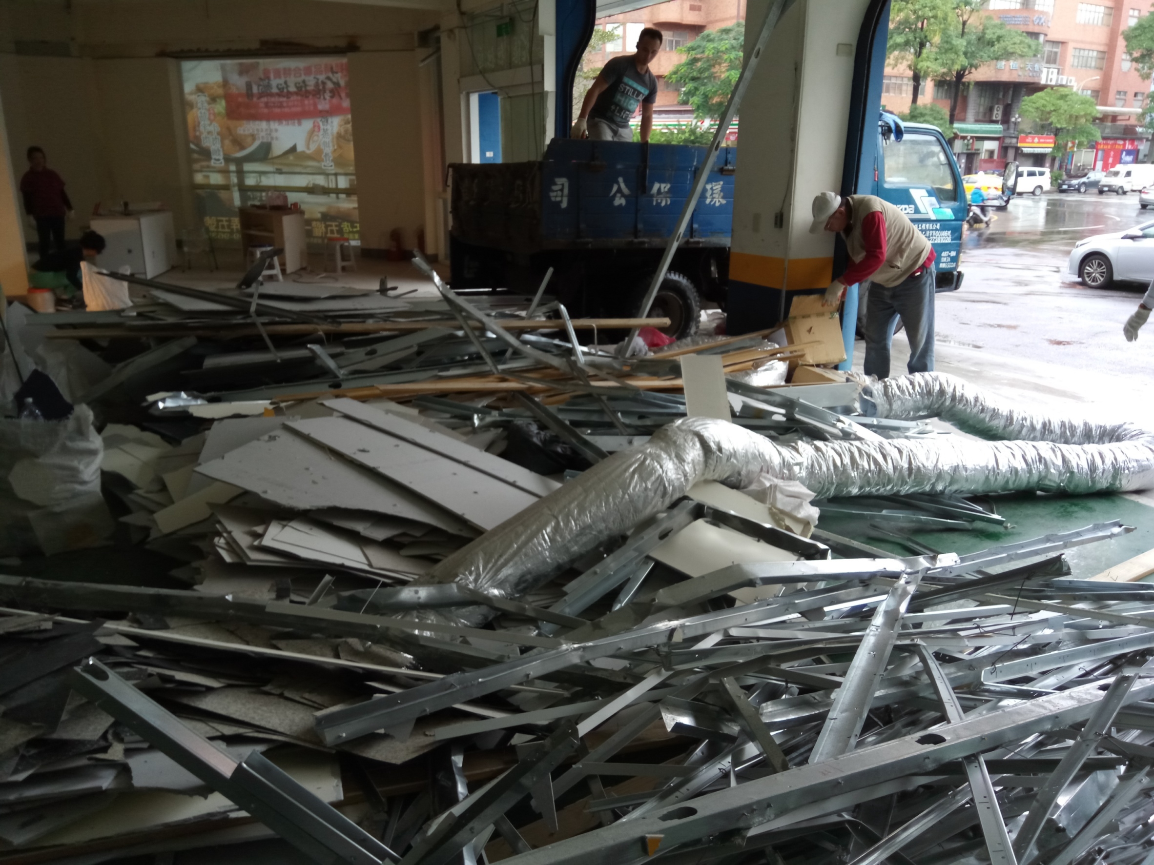 新北市店面拆除工程拆除工程(塑膠地板拆除、隔間拆除)