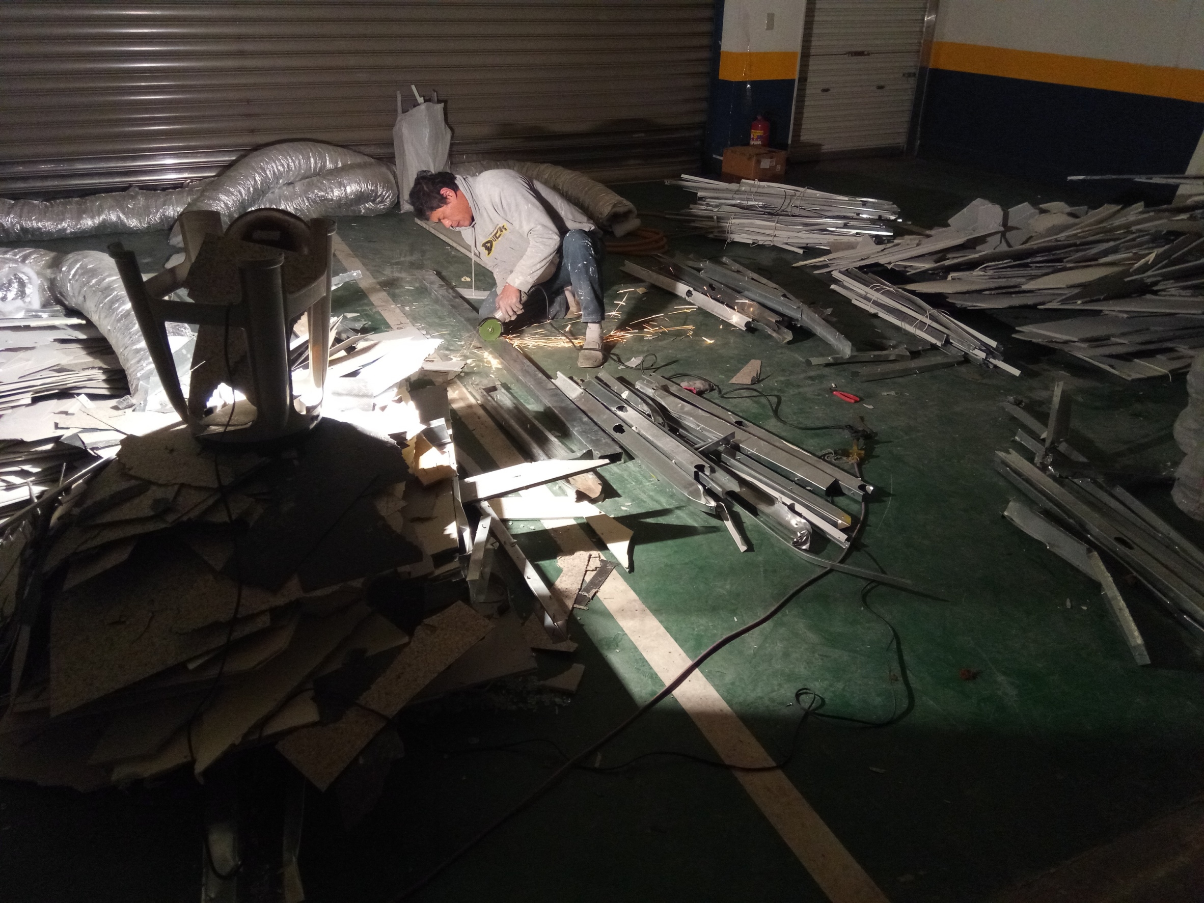 新北市店面拆除工程拆除工程(塑膠地板拆除、隔間拆除)