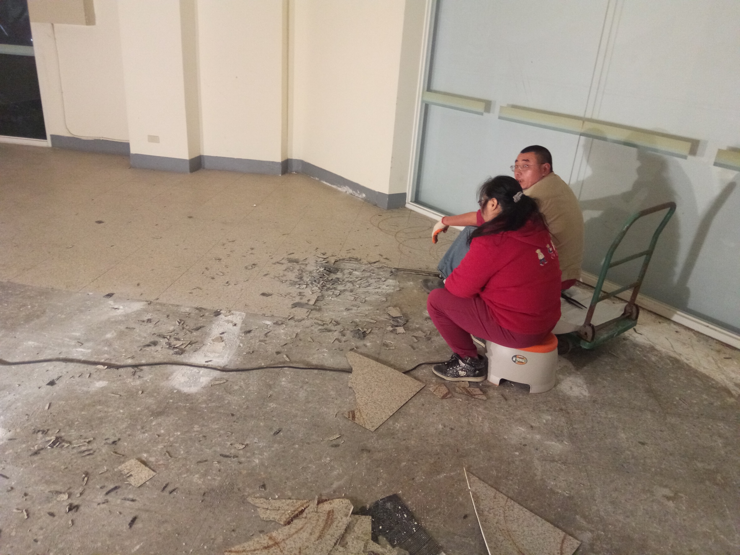 新北市店面拆除工程拆除工程(塑膠地板拆除、隔間拆除)