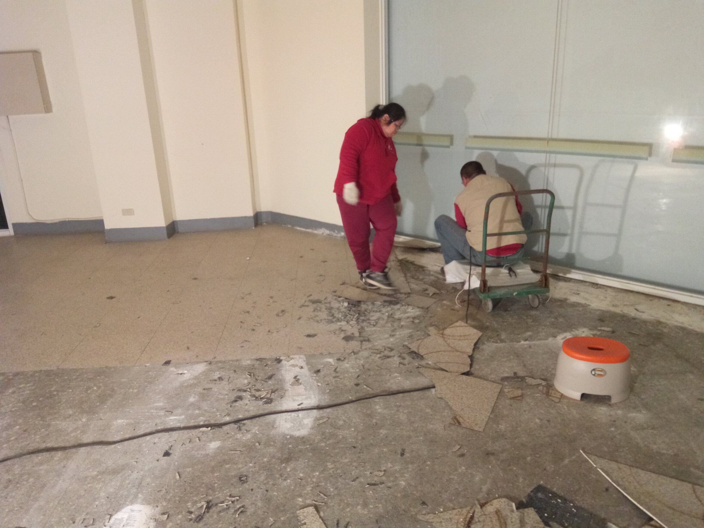 新北市店面拆除工程拆除工程(塑膠地板拆除、隔間拆除)