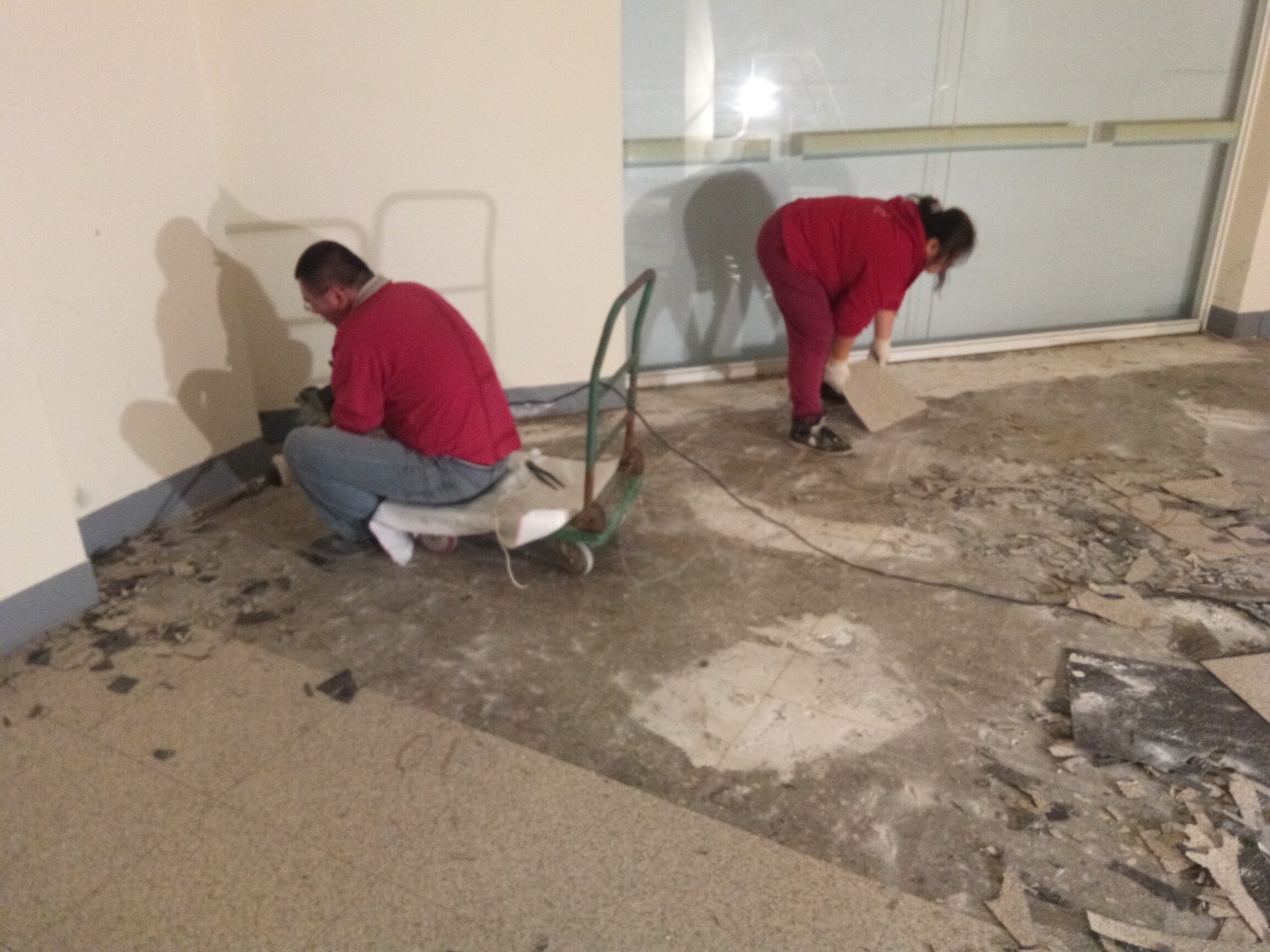 新北市店面拆除工程拆除工程(塑膠地板拆除、隔間拆除)