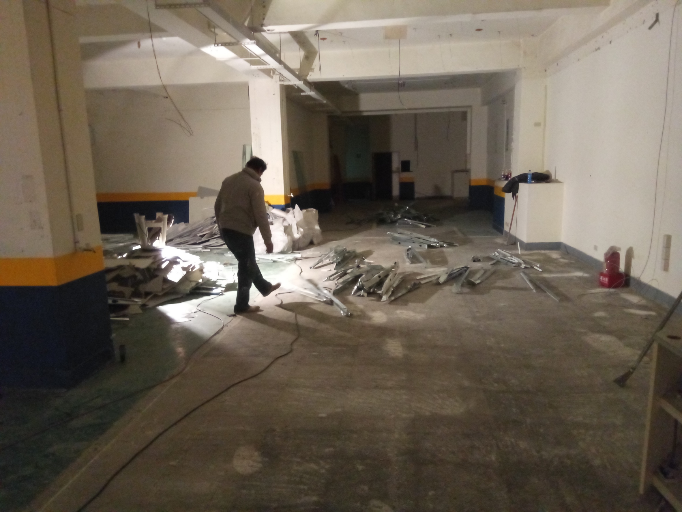 新北市店面拆除工程拆除工程(塑膠地板拆除、隔間拆除)