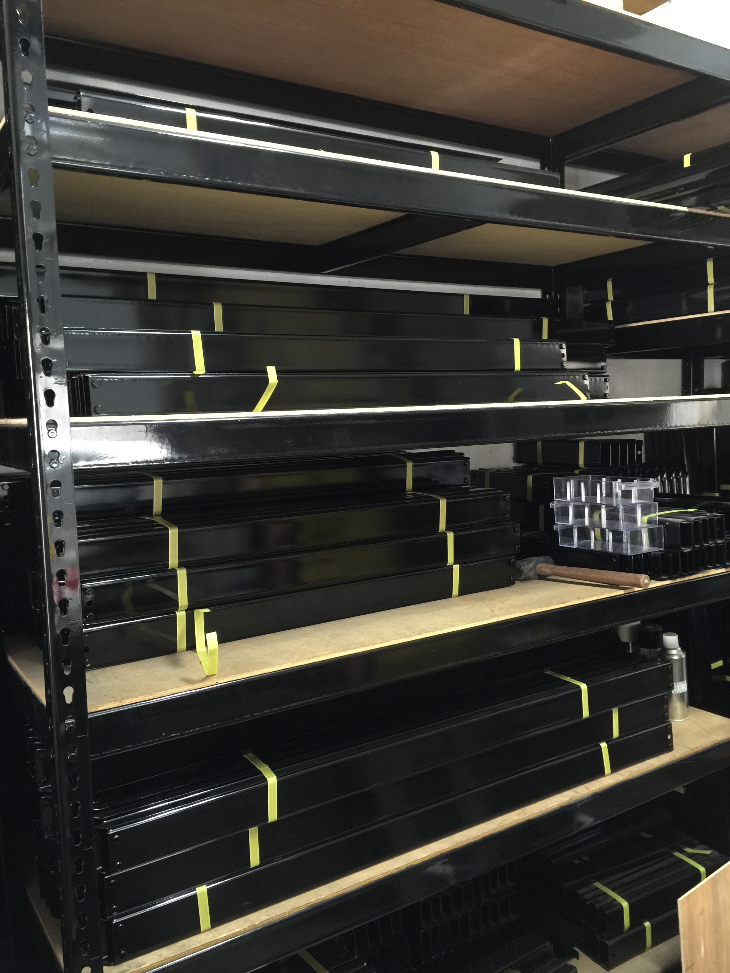 黑色烤漆免螺絲角鋼架