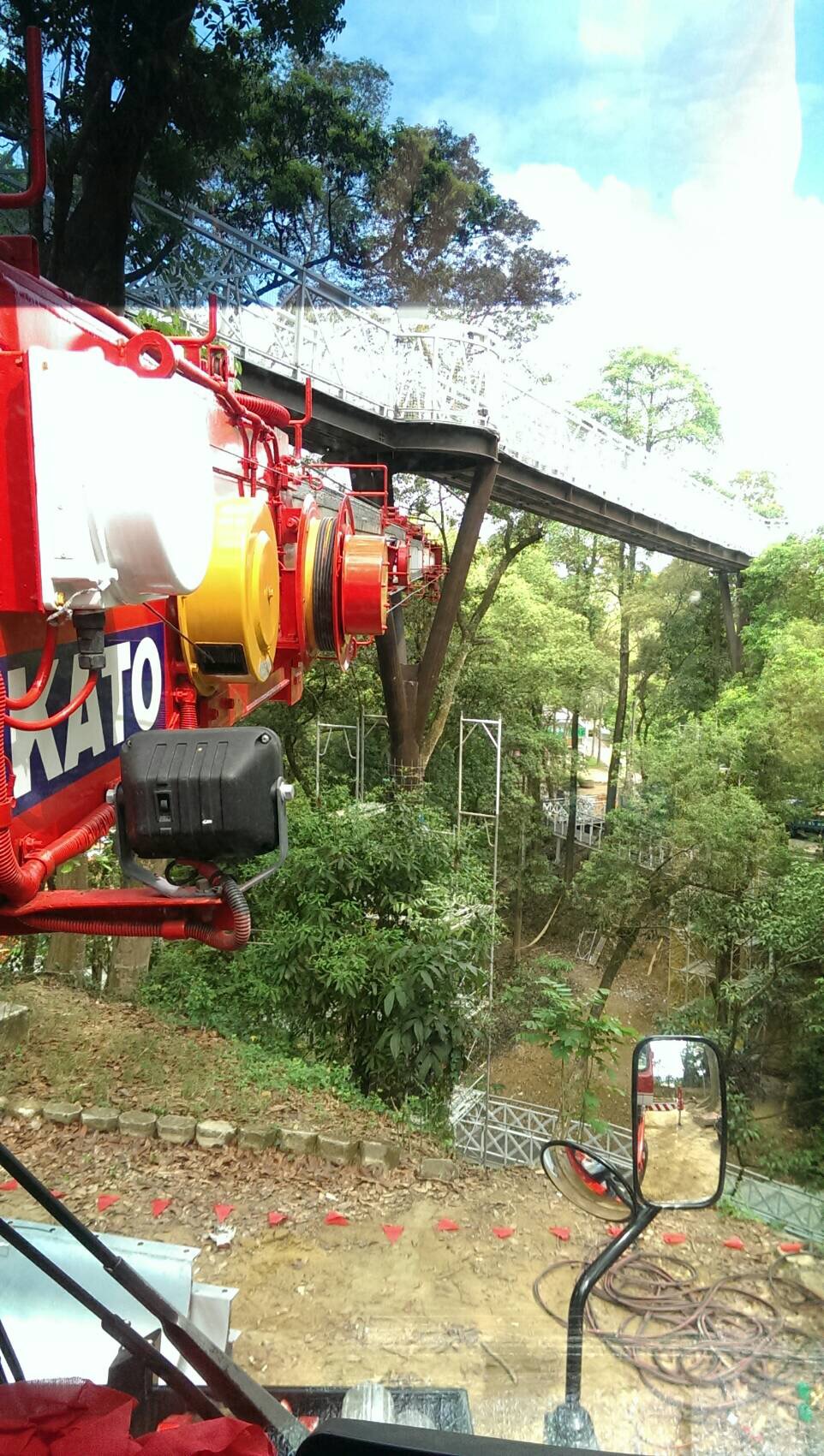 天空步道吊車作業