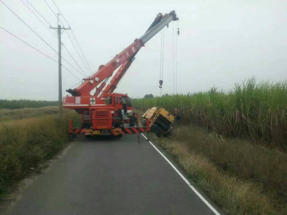 車輛翻覆吊車救援