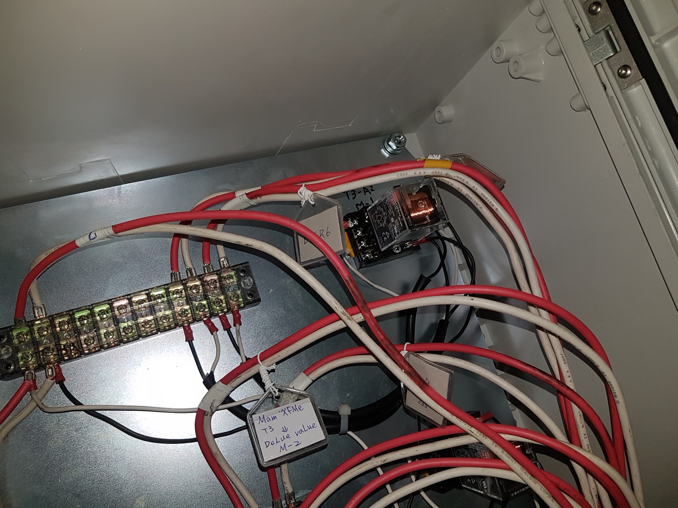 基隆發電廠更換繼電器和噴漆防鏽