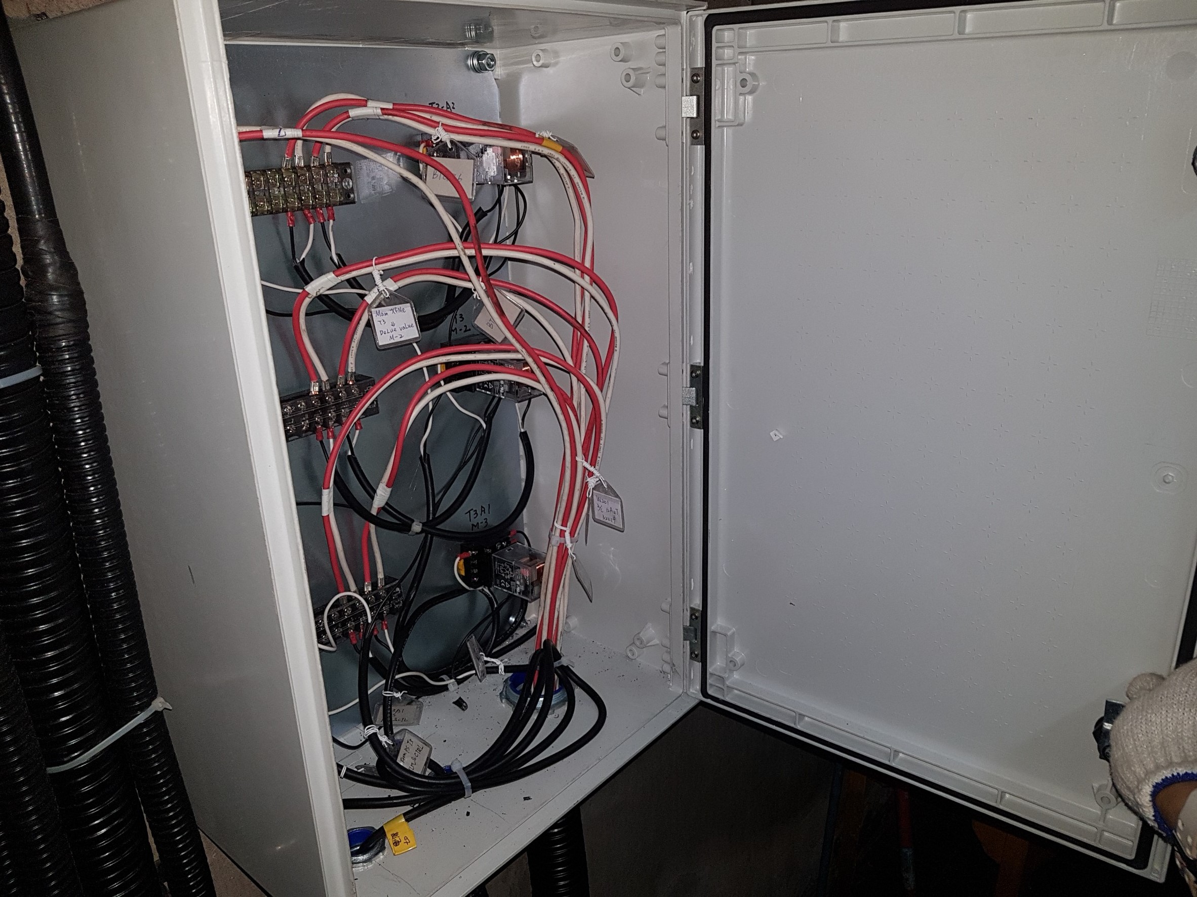 基隆發電廠更換繼電器和噴漆防鏽