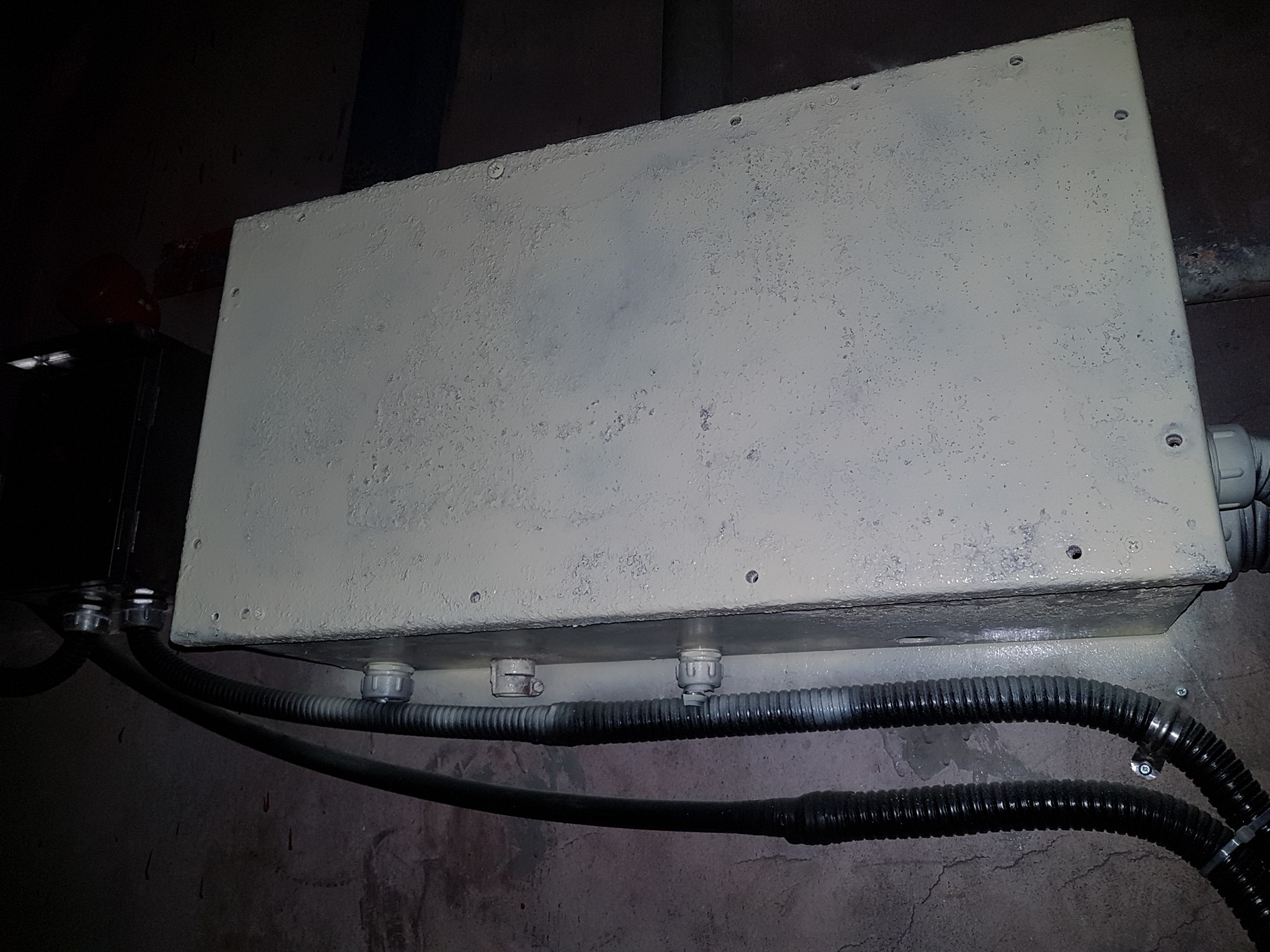 基隆發電廠更換繼電器和噴漆防鏽