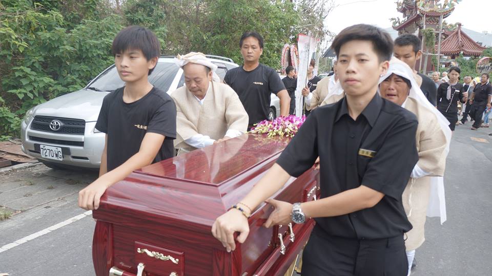 禮儀專員和宗親一同啟靈移柩✧一統生命禮儀社✧