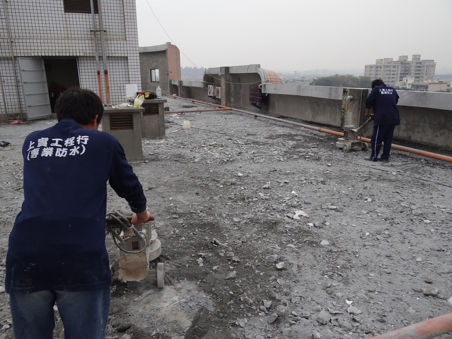 磨石機打磨地板清除舊有防水材