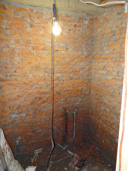 浴室翻修打除至牆面結構