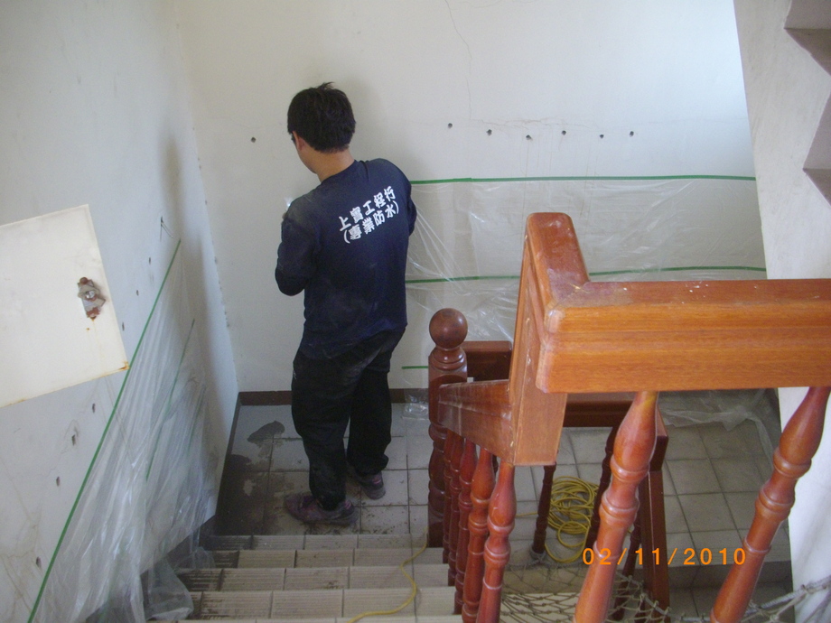 拔除針頭並刮除牆面之補強劑