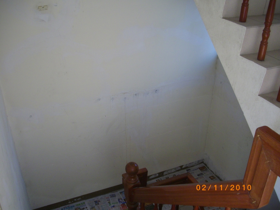 填縫防水劑將孔洞補平