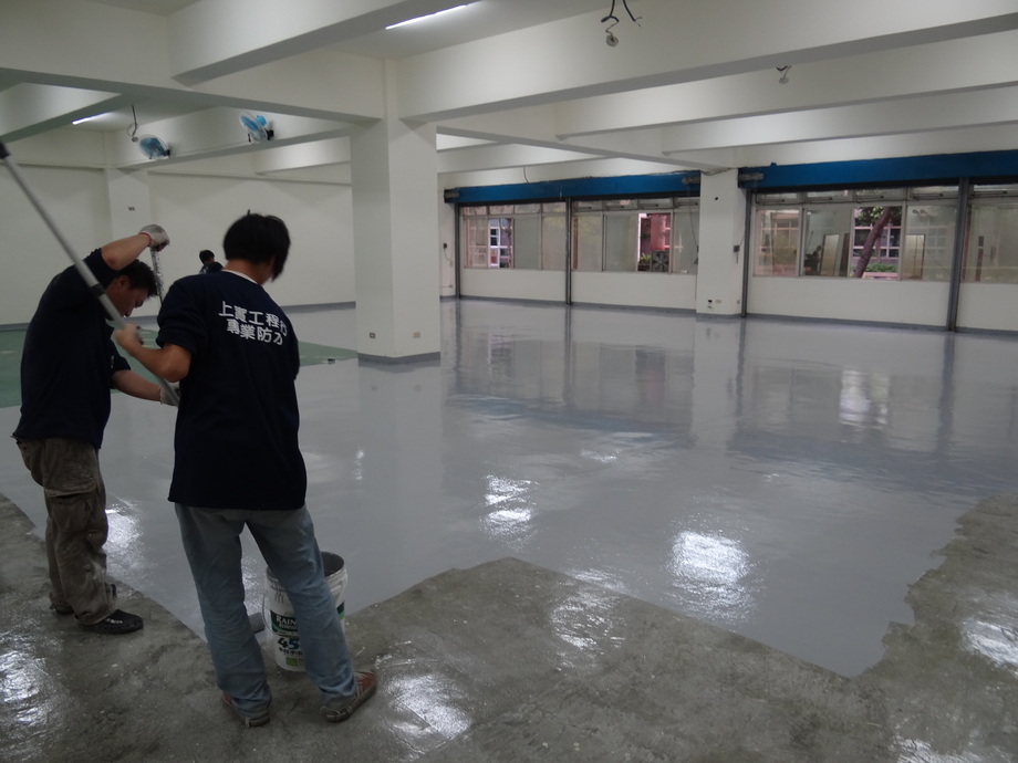 施工中(第一道面漆薄塗)