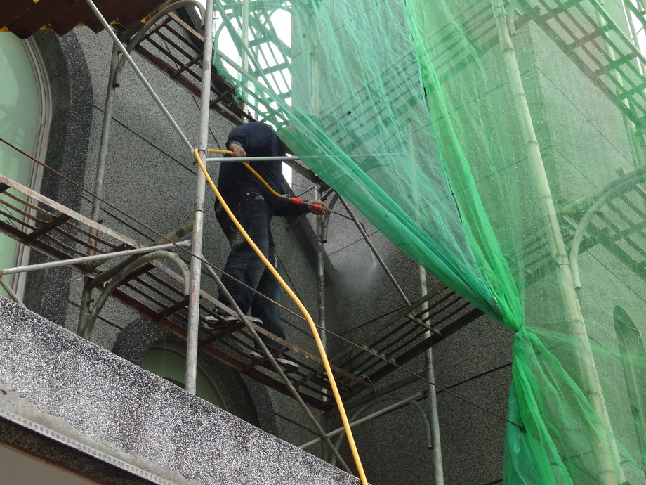 施工中(清洗外牆)