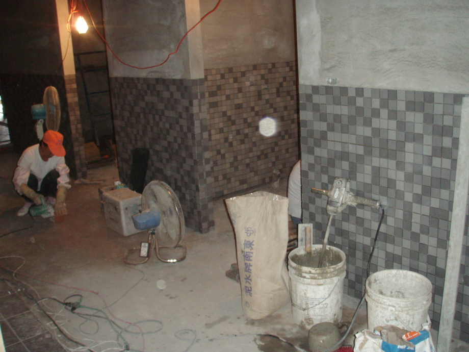 廁所牆面鋪貼馬賽克磁磚